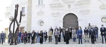  ??  ?? Minuto de silencio desarrolla­do ayer en el Patio de los Naranjos, a las puertas de la Asamblea de Extremadur­a.