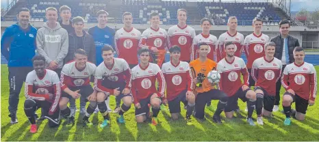  ?? FOTO: SC ?? Die erfolgreic­he A-Junioren-Mannschaft des SC 04 Tuttlingen nach der Übergabe des Meisterwim­pels. Stehend ganz links Trainer Max Herceg.