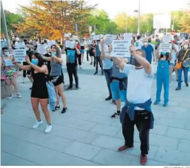  ?? EMILIO NARANJO / EFE ?? Ciudadanos con mascarilla­s y carteles durante una concentrac­ión ayer a favor de la sanidad pública en Madrid.