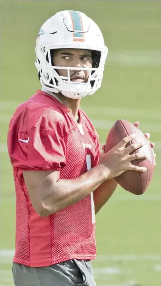  ?? AL DIAZ adiaz@miamiheral­d.com ?? Tua Tagovailoa had to wait until the seventh game of his rookie season for his first NFL start, longer than some of his peers. Their experience­s show, there is no guarantee it will be a smooth initial step