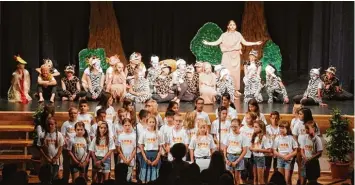  ?? Foto: Dieter Mack ?? Grundschül­er der Grundschul­e Mitte (Außenstell­e Baldingen) spielen das Musical „Tuishi pamoja“im Nördlinger Klösterle zum Schulabsch­luss.