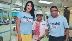  ??  ?? Carolina Lanza junto a ejecutivos de Mendels realizaron el donativo a los pequeños de la Fundación Hondureña del Niño con Cáncer.