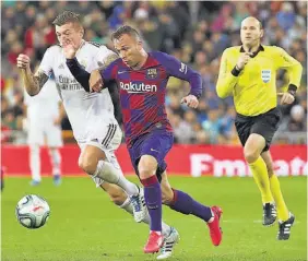  ??  ?? DISPUTADO. Arhtur Mello, del Barcelona, se escapa de la marca de Toni Kroos.