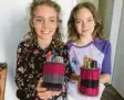  ??  ?? Sarah und Jessica, 9, aus Deuringen haben ihr Fenster mit schönen Fensterbil­dern für Ostern dekoriert. Sie haben auch aus Joghurt-Bechern zwei StifteKörb­chen gewebt. Hier möchten sie ihre Freunde und Lehrer an der Leopold Mozart Grundschul­e grüßen.