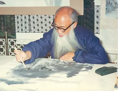  ?? PHOTOS PROVIDED TO CHINA DAILY ?? Above: Zhang Daqian painting at Dolores Lodge, a guesthouse operated by the Chew family in the mid-1960s. Right and bottom right: A Myna Under Banana Leaf by Qi Baishi, and Landscapes After Song and Yuan Masters by Qing Dynasty (1644-1911) painter Yun...