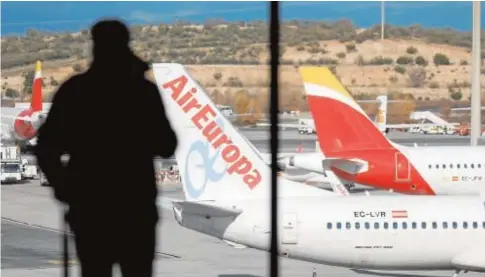  ?? // REUTERS ?? Un avión de Air Europa aparcado en el aeropuerto de Adolfo Suárez Madrid-Barajas