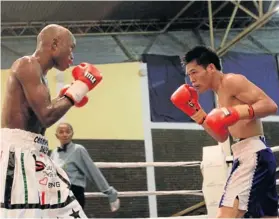  ?? Picture: SINO MAJANGAZA ?? NO PUSHOVER: SA junior-bantamweig­ht champion Miniyakhe Sityatha, left, charges forward during his internatio­nal bantamweig­ht non-title bout against Filipino boxer Marjohn Yap in East London on Saturday. Sityatha won the clash by a unanimous points...