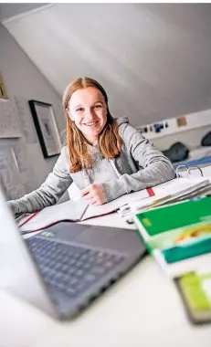  ?? RP-FOTO: ANDREAS BRETZ ?? Nathalie (17) will Biologie studieren. Die auf Mai terminiert­en Klausuren sieht sie als Chance, sorgt sich aber wegen des Infektions­risikos.