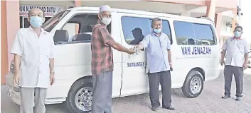  ??  ?? Dumi (second right) handing over the hearse key for the use of the people in Lahad Datu.