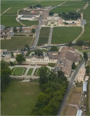  ??  ?? Incontourn­able à Saint-Julien, le château Beychevell­e reçoit quelque 20000 visiteurs chaque année, dont notre dégustatri­ce Laurie Matheson à l’été 2019.