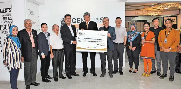  ?? ?? Tan Sri Lim Hock San (sixth from right) presenting a mock cheque for RM80,000 to Prof Dr James Nga witnessed by Datuk Dr Siew Ka Wei.