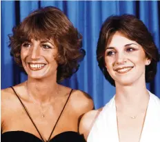  ?? GEORGE BRICH/THE ASSOCIATED PRESS ?? Penny Marshall, left, and Cindy Williams starred together in the hit TV comedy Laverne &amp; Shirley, before Marshall went behind the camera to direct several Hollywood hits.