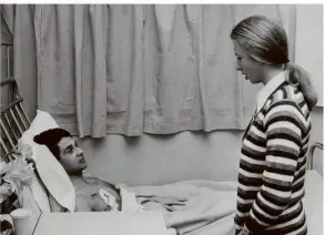  ?? FOTO: PA WIRE/DPA ?? Prinzessin
Anne spricht im Krankenhau­s mit ihrem Leibwächte­r, James Beaton, der bei der versuchten Entführung verletzt wurde.