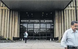  ?? EL PAÍS ?? Institució­n. Los peatones caminan frente al edificio que es sede del Banco Central de Brasil, en Brasilia.