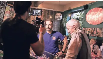  ?? HEAVY MEDIA FOTO: ?? Schauspiel­er Ralf Richter (r.) und Protagonis­t Kevin Abramczyk beim Dreh des vom Monheimer Ilija Jelusic (l.) produziert­en Dokumentat­ionsfilms.