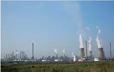  ?? /Reuters/File ?? Carbon dioxide:
Cooling towers of the Secunda synthetic fuel plant of Sasol, on the list of 57 big companies that produced 80% of the world’s CO2 emissions.