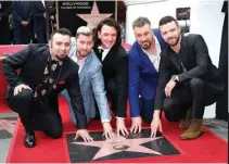  ?? PAUL BUCK/EPA-EFE ?? DAPAT BINTANG: Dari kiri, Chris Kirkpatric­k, Lance Bass, JC Chasez, Joey Fatone, dan Justin Timberlake di Hollywood kemarin.