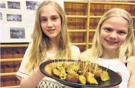  ??  ?? EGYPTISK: Live Kjølseth og Isabell Bakken Tollefsen fristet med falafel laget etter egyptisk oppskrift.