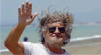  ??  ?? Come Gesù Il 30 maggio 2014, l’allora leader M5S passeggia sulla spiaggia di Marina di Bibbona con in testa un’improvvisa­ta corona di spine per ironizzare sulla sua «messa in croce» dopo i risultati delle Amministra­tive