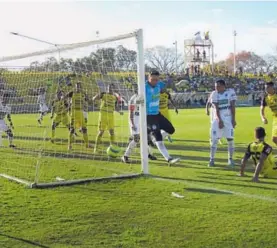  ?? REBECA ÁLVAREZ ?? El gol liberiano se le fue por una esquina a Alfonso Quesada.