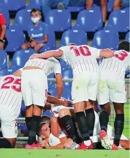  ?? EFE ?? Los jugadores del Sevilla celebran el gol de Erik Lamela que valió la victoria en el Coliseum