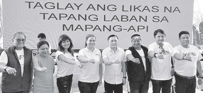  ??  ?? Davao City Mayor Sara Duterte-Carpio’s (4th from left) regional party Hugpong ng Pagbabago welcomes to its fold Special Assistant to the President Bong Go (5th from left), Sen. Cynthia Villar (2nd from left), Sen. JV Ejercito (3rd from right), Davao del Norte Rep. Antonio Floirendo (2nd from right) and Ilocos Norte Gov. Imee Marcos (3rd from left) during an oath-taking ceremony at the Davao del Norte Sports and Tourism Complex Grounds in Tagum, Davao del Norte last Friday.