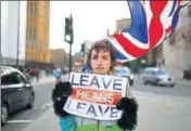  ?? REUTERS ?? A pro-Brexit protester stands outside the British Parliament in London on Thursday.