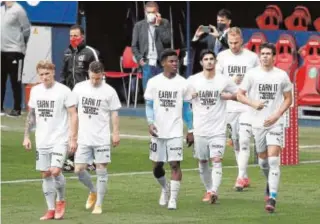  ?? EFE ?? Los jugadores del Valencia, con el lema «el fútbol es de los fans»