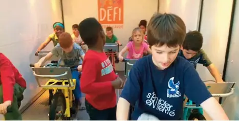  ??  ?? Les enfants ont pédalé dans des paysages virtuels sur les vélos stationnai­res.