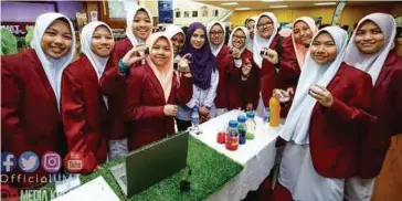  ??  ?? Peserta Discover UMT 2019, diberi pendedahan berhubung bidang STEM, termasuk melihat pameran penciptaan yang diadakan.