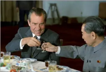  ?? PROVIDED TO CHINA DAILY ?? US President Richard Nixon toasts Premier Zhou Enlai during a banquet in Beijing on Feb 21, 1972.