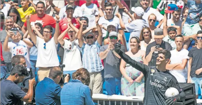  ??  ?? ACLAMADO. Alrededor de 4.000 aficionado­s acudieron a la presentaci­ón de Courtois en el Santiago Bernabéu. Se coreó su nombre.