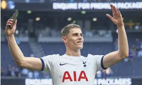  ?? DAVID HORTON/CAMERASPOR­T/GETTY IMAGES ?? Micky van de Ven salutes Tottenham fans after his winner against Burnley