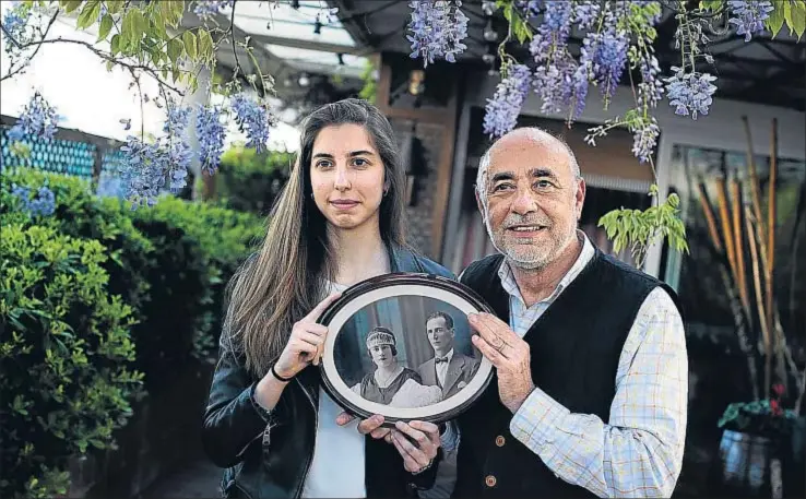 ?? LAURA GUERRERO ?? Jana y su padre Ramón sostienen la foto de Amparo y Josep, quienes vivían en la calle Ausiàs Marc, donde se ha hallado un refugio de la Guerra Civil