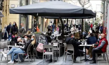  ??  ?? Dans la rue piétonne Matteotti, les terrasses se remplissen­t à nouveau, « piano piano ».