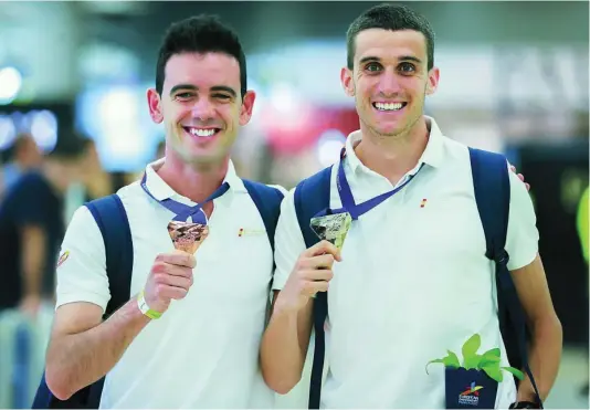  ?? EFE ?? Diego García, bronce en 20 kilómetros marcha, y Mariano García, oro en 800, muestran sus medallas ganadas en los Europeos de Múnich