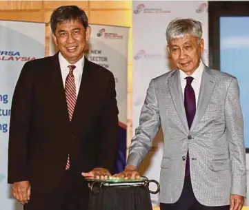  ?? PIC BY MOHD YUSNI ARIFFIN ?? Bursa Malaysia chief executive officer Datuk Seri Tajuddin Atan (left) and chairman Tan Sri Amirsham Abdul Aziz at the launch of the New Sector Classifica­tion and Sectorial Indexes in Kuala Lumpur yesterday.