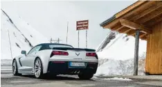  ??  ?? Ein Ami in den Alpen: die Corvette Z06 nach der Erstürmung des Jaufenpass­es. Die vier Endrohre dominieren die Heckansich­t.