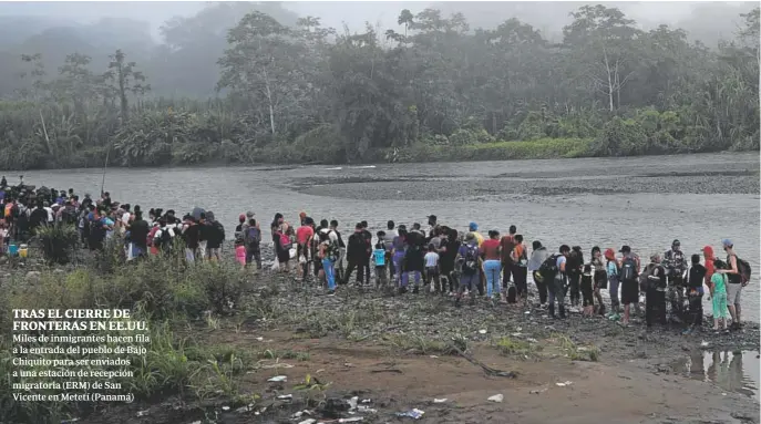  ?? ?? TRAS EL CIERRE DE FRONTERAS EN EE.UU.
Miles de inmigrante­s hacen fila a la entrada del pueblo de Bajo Chiquito para ser enviados a una estación de recepción migratoria (ERM) de San Vicente en Metetí (Panamá)