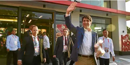  ?? —AFP ?? Trudeau visits a popular Filipino fast food restaurant after arriving from Clark airport.