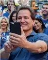  ??  ?? mila i clienti che utilizzano i terminali di izettle Nasdaq
Il ceo di Paypal, Dan Schulman, 60 anni, il giorno del ritorno in Borsa al Nasdaq