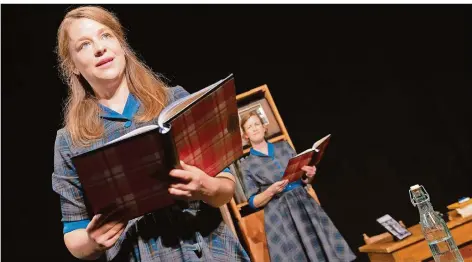  ?? FOTO: UWE BELLHÄUSER ?? Anna Bernstein (l.) und Eva Coenen in der Aufführung von „Das Tagebuch der Anne Frank“.