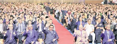  ?? — Bernama photo ?? Hajiji (front, second right) during a gathering of state and federal civil service members at the Sabah Internatio­nal Convention Centre on Monday.