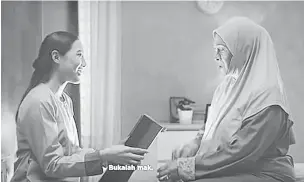  ??  ?? LAKONAN BERKESAN: Fauziah Nawi Joyce Harn dalam filem pendek Raya Telekung Siti Khadijah.
