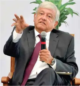  ??  ?? TURISMO. López Obrador, ayer, en el Alcázar del Castillo de Chapultepe­c.