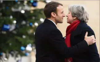 ?? (Photo AFP) ?? Entre Emmanuel Macron et Theresa May, le courant continue toujours à passer...