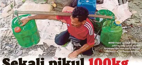  ??  ?? MOHD Faizul memikul bebanan
seberat 50kg untuk dibawa ke perahu dari atas tebing setinggi
30 meter di jeti Sungai Kelantan.