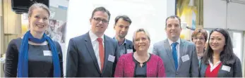  ?? FOTO: BBQ ?? Beim Fachtag für pädagogisc­he Fach- und Lehrkräfte aus Kita und Grundschul­e (von links): Janna Pahnke, Haus der kleinen Forscher, Joachim Bläse, Erster Bürgermeis­ter von Schwäbisch Gmünd; Professor Stefan Faas, Kultusmini­sterin Susanne Eisenmann,...