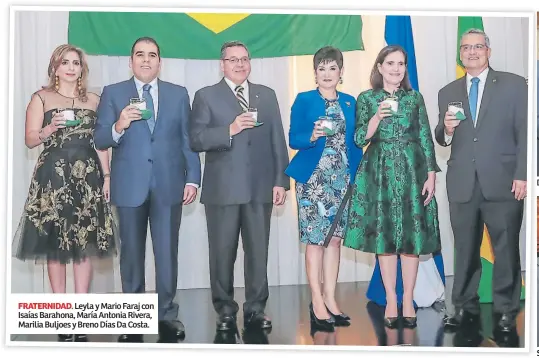  ??  ?? FRATERNIDA­D. Leyla y Mario Faraj con Isaías Barahona, María Antonia Rivera, Marilia Buljoes y Breno Días Da Costa.