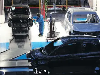  ?? SUSANA GONZALEZ/BLOOMBERG FILES ?? A worker polishes a Fiat 500 vehicle at Fiat Chrysler’s assembly plant in Toluca, Mexico. The threat of auto tariffs hangs over Canada as it remains at odds with the U.S. over some core NAFTA issues and Mexico prepares for the possibilit­y of a bilateral pact.